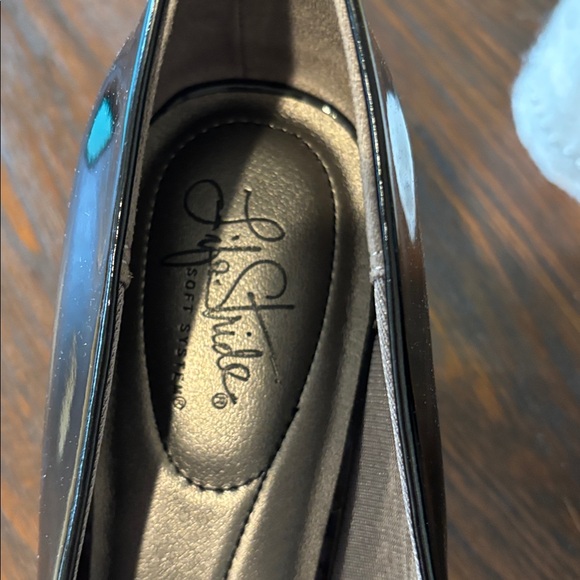 Life Stride Black Patent Leather Parigi Pumps - Picture 7 of 10